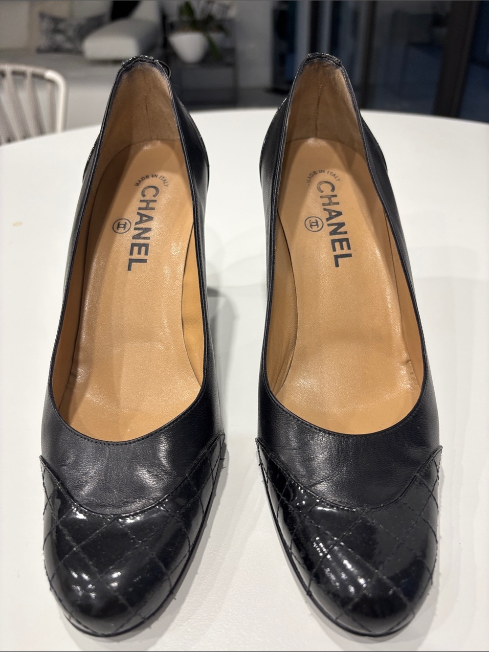 Vintage Chanel pumps Black leather/patent leather. Chanel logo on back of shoe. - Picture 6 of 10